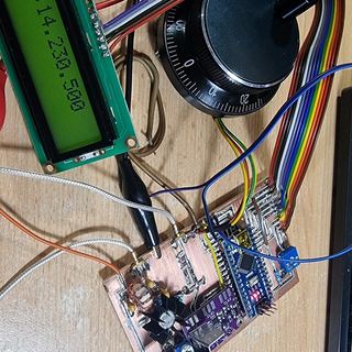 Bench test of the VFO with a green LCD and an encoder on a desk